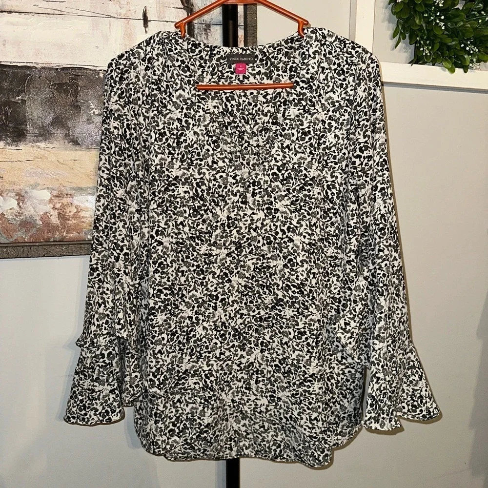 EUC Vince Camuto Size Small Women's Black, Gray and White Patterned‎ Top